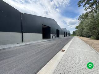 Op zoek naar een slimme investering of een nieuwe locatie voor je onderneming? <br />Ontdek deze gloednieuwe KMO-units in Werken (Kortemark), strategisch gelegen in een rustige en toegankelijke omgeving met vlotte verbindingen. <br /><br />Eigenschappen van de units:<br />• Geschikt voor opslag, atelier, productie of kleinhandel<br />• Ruime toegangspoorten <br />• 3 staanplaatsen inbegrepen <br />• Voorzien van nutsleidingen <br />• Moderne en energiezuinige constructie – ideaal voor ondernemers die duurzaam willen werken of investeren.<br />• op een toplocatie in de driehoek Diksmuide—Torhout—Roeselare<br />• Centraal in West-Vlaanderen voor optimale bereikbaarheid<br /><br /> Gelegen op een kleinschalig bedrijvenpark met professionele uitstraling.<br /> Ideaal voor zelfstandigen, kleine ondernemingen of investeerders.<br /><br />Grondwaarde € 74.845 - Constructiewaarde € 299.380, excl. kosten en BTW. <br /><br /> Interesse of meer info? Neem vandaag nog contact met ons op en ontdek de mogelijkheden!