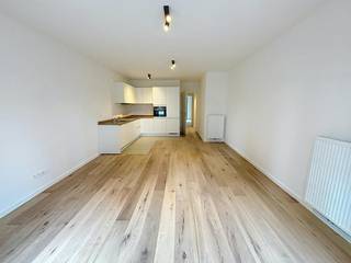 Brussel: Appartement op de 3de verdieping (80m² + 6m² terras) met 2 slaapkamers op de Tour & Taxis site in het gebouw "Newport" gelegen naast het Park Tour & Taxis, één van de grootste stadsparken in Brussel met recreatieruimte. Zeer vlotte bereikbaarheid met het openbaar vervoer (metro en bus) en op wandelafstand van het Noordstation via de Suzan Danielbrug.<br /><br />Indeling van het pand: <br />Blikvanger van het appartement is de ruime woonkamer met open keuken en het terras. Beide slaapkamers zijn te bereiken via de inkomhal waar zich ook de berging bevindt, alsook de badkamer met douche en toilet. <br />De keuken is volledig uitgerust en voorzien van hoogwaardig materiaal.<br /><br />Er is een private ondergrondse berging bij het appartement inbegrepen.<br /><br />Gemeenschappelijke kosten in de vorm van een provisie bedragen €200. Hierin zitten de gemeenschappelijke kosten voor het gebouw alsook de kosten voor water & gas. Elektriciteit is individueel af te sluiten. <br /><br />Spreekt dit pand je aan? Dien dan een bezoekaanvraag in via de website.