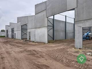 Nieuwe KMO-units te Roeselare, een modern en duurzaam bedrijventerrein bestaande uit 10 loodsen.In dit nieuwe KMO-park, *ARDOPOORT*, bieden wij een...