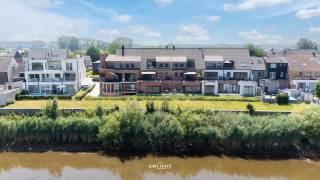VISITE LE SAMEDI 4 JUILLET DE 17h00 À 18h30<br /><br />Au deuxième étage de la résidence 'Siene Campe', découvrez ce luxueux appartement en attique offrant une vue panoramique exceptionnelle sur l'Escaut ainsi que sur la nature et la zone inondable environnantes. Ce joyau est situé à Schoonaarde, un emplacement très prisé où calme, confort et accessibilité se combinent parfaitement.<br /><br />Ce qui rend ce bien vraiment unique, c’est son emplacement idéal. Vous vivez ici à proximité immédiate de charmants restaurants et de nombreuses commodités quotidiennes. Une supérette, un kinésithérapeute et la gare se trouvent à seulement 500 mètres, tandis qu’un arrêt de bus est à 100 mètres à peine. Idéal pour qui souhaite un cadre de vie confortable avec tout à portée de main.<br /><br />Disposition  <br />Par le hall d'entrée avec placards intégrés fonctionnels, vous accédez à l’espace de vie lumineux doté d’un coin bureau. Grâce aux grandes baies vitrées, à la sensation d’espace ouvert et aux plafonds élevés, vous profitez d’un cadre de vie très agréable ainsi que d’une magnifique vue sur l’Escaut et la zone naturelle. La cuisine entièrement équipée s’ouvre harmonieusement sur le séjour et donne accès à la terrasse, un endroit parfait pour se détendre en toute tranquillité.<br /><br />L’appartement comprend également une grande chambre, une salle de bains avec baignoire, un WC séparé et un débarras pratique. En atout supplémentaire, un grenier très spacieux est inclus, idéal pour un rangement complémentaire.<br /><br />Vous cherchez un appartement clé en main et élégant, situé dans un quartier calme mais extrêmement central ?<br /><br />Prenez rendez-vous pour une visite via felix@uw-huis.be ou appelez le 052463803 durant les heures de bureau.