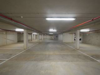 Prachtige ondergrondse moto of fietsparkeerplaats in een centrale parkeergarage te Antwerpen. Deze afgesloten locatie biedt een veilige...