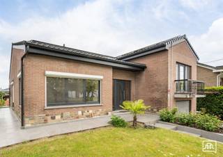 <p><span>Deze instapklare open bebouwing ligt rustig in de nabijheid van het centrum en de kerk van Wommersom. De woning werd de voorbije jaren ingrijpend gerenoveerd: het dak en de dakgoten zijn vernieuwd in 2025, evenals de nieuwe condenserende gasketel, de ramen dateren van 2023. De keuken is volledig uitgerust (2024) en de elektriciteit is vernieuwd 2025 met conform attest. </span></p><p><span>De gelijkvloerse indeling omvat de inkomhal, toegang tot de ruime woonkamer, eetplaats met toegang tot terras en tuin en keuken. Via de trap komen we in de nachthal met drie slaapkamers en badkamer met ligbad en toilet. De badkamer werd volledig gestipt en vernieuwd in 2026. </span></p><p><span>De woning is volledig onderkelderd, met ruimte voor garage, berging en een hobbyruimte met een bijkomend apart toilet. </span></p><p><span>Via de kelder is er ook toegang tot de tuin.</span></p><p><span>Zonnepanelen (2026) met energiecontract maken van deze woning ook een energiezuinige keuze. (EPC B)</span></p><p><span>Buiten geniet u van een grote tuin op een perceel van 756 m². De woning is beschikbaar bij akte.</span></p><p><span> </span></p><p><span>We maken graag tijd voor een rondleiding. Neem gerust contact met ons op.</span></p>