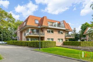 Dit appartement is gelegen in een afgesloten domein, voorzien van veel groen.<br />Het ligt op de 2e verdieping van deze villa appartementen die werden gebouwd tussen 2006 en 2009.<br />Het appartement heeft een oppervlakte van 121m² en beschikt over 3 slaapkamers en 2 badkamers.<br />1 badkamer is voorzien van dubbel lavabo en ligbad de tweede van een douchekamer met lavabo.<br />In de woonkamer heb je heel veel licht en beschikt je over een open keuken.<br />Aan de keuken grenst de berging en aan de living beschik je over 2 terrassen.<br />1 ruim terras met berging en 1 klein balkon.<br />Voor wie ruimte wil wonen in een kleine rustige residentie in het groen.<br /><br /><br /><br />Info@flameestate.be<br /><br /><br />.
