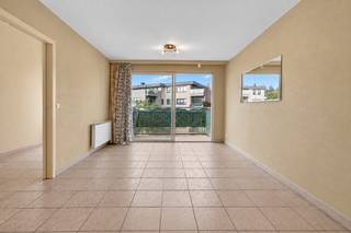 <p>Instapklaar 1-slaapkamer appartement met terras, berging en garage.</p>
<p>In de hoofdstad van de smaak in de bekende Hollandsveld wijk vinden we dit gezellige 1-slaapkamer appartement terug. Bij het betreden van het appartement komt u terecht in een lichtrijke en sfeervolle leefruimte. De grote raampartijen zorgen voor een aangename natuurlijke lichtinval en creëren een open gevoel. De woonkamer is smaakvol ingericht met warme, neutrale tinten en biedt voldoende ruimte voor zowel een gezellige zithoek als een eetplaats. Aansluitend geniet u van directe toegang tot het terras.</p>
<p>Het knusse terras vormt een ideale plek om te ontspannen. Hier geniet u in alle rust van het buitenleven, perfect voor een koffiemoment in de ochtend of een gezellige avond.</p>
<p>De ruime slaapkamer straalt rust en comfort uit. Dankzij de grote ramen geniet u ook hier van veel lichtinval. De kamer biedt voldoende plaats voor een tweepersoonsbed en extra kastruimte.</p>
<p>Gelegen aan de Hollandsveldlaan 19 bevindt dit appartement zich op een gunstige locatie in Hasselt, met een vlotte bereikbaarheid naar het centrum, winkels, openbaar vervoer en belangrijke invalswegen.</p>
<p>De troeven van dit appartement:</p>
<p>Instapklaar en stijlvol ingericht</p>
<p>Lichtrijke leefruimte</p>
<p>Gezellig terras</p>
<p>Rustige slaapkamer<br /><br />Kelderberging<br /><br />Aparte garage.</p>
<p>Ideale ligging nabij centrum Hasselt</p>
<p>Ideaal als starterswoning, investering of voor wie compact en comfortabel wil wonen.</p>
<p></p>