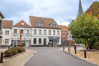 Bent u al langer op zoek naar een pand waarin u zowel kunt wonen als werken? Dit is een bijzonder mooie kans!Wij verhuren in de Dorpsstraat van...