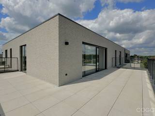 <p><strong><em>Residentie VEERTIEN, stijlvol &amp; energiezuinig wonen in Zandhoven! </em></strong></p>
<p><em><br /></em>Op dezelfde plek waar vroeger <em>14 billekens</em> de toog versierden, bouwen we vandaag aan een nieuw verhaal. Nieuwbouwproject “Residentie VEERTIEN”, van de hand van <strong>Mertens architecten</strong>, zorgt met een combinatie van strakke lijnen en grote raampartijen, inpandige en uitkragende terrassen, lichte en donkere tinten voor een verrijking van de omgeving.</p>
<p><strong>Appartement A_3.3: hoek-dakappartement (102,10m²) op de derde verdieping, met twee slaapkamers.</strong></p>
<ul>
<li>Indeling: inkomhal met vestiaireruimte en apart toilet, leefruimte met open ingerichte keuken (samen 38,70m²) uitgevende op het ruime <strong>zuidoost gerichte terras (45,25m²)</strong>; wasplaats/berging (4,10m²), twee slaapkamers (12,80m² en 9,80m²) en badkamer (4,10m²).</li>
<li>Verplichte aankoop van ondergrondse autostaanplaats (€ 26.500,00) en kelderberging (€ 8.000,00).</li>
<li>Wij voorzien een hoge afwerkingsgraad met aandacht voor thermische en akoestische isolatie: ruime keuzebudgetten, <strong>vloerverwarming- en koeling</strong> op basis van <span>geothermische warmtepompen, ventilatie C+, zonnepanelen,</span> …</li>
<li>Het energiezuinige appartement heeft een <strong>super gunstig E-peil van maximaal E20</strong>. Hierdoor kan u jaar na jaar genieten van <strong>lage energiekosten</strong> en krijgt u gedurende 5 jaar <strong>50% korting op de onroerende voorheffing</strong>!</li>
<li><strong>Vaste prijs</strong> - ruime inspraak is mogelijk naargelang de fase van afwerking.</li>
</ul>
<p>Residentie VEERTIEN, luxueus en energiezuinig wonen aan de flank van de Langestraat!<br /><br />Interesse? Wij maken graag tijd voor u! <br />T. 03/636.47.47 – M. info@coga.be<span> - </span>Meer info op www.coga.be.</p>