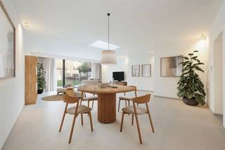 Deze brede woning met epc B (117 kWh/m²/jaar) ligt op wandelafstand van een school en de schilderachtige Scheldeboorden. De zwarte alu en...