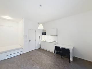 <strong>ALLEEN VOOR STUDENTEN! BRUSSEL—stadscentrum, op 20 meter van de Grote Markt en de Grasmarkt, nabij tal van winkels en openbaar vervoer. In residentie “Îlot Sacré”: semi-gemeubelde studio voor STUDENT van ca. 30 m², bestaande uit een leefruimte van ca. 19 m² met ingerichte open keuken (kookplaten, dampkap, koelkast/diepvries, vaatwasser) met slaaphoek; doucheruimte (douche, toilet, wastafel). Provisie voor lasten: 100€/maand (warm water, verwarming, gemeenschappelijke delen). Beschikbaar 01/10/2026. EPB C. Afmetingen louter ter indicatie.<br /><br /></strong><span>Begane grond</span> :<span> <br /><br /></span>- Woonkamer van ±19 m² (4,3 x 4,4) met slaaphoek<br />- Open keuken die uitkomt op de woonkamer, volledig ingericht (koelkast/vriezer, kookplaten, afzuigkap, vaatwasser)<br />- Doucheruimte (douche, toilet, wastafel)