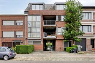 <p><span>Instapklaar gelijkvloers appartement met tuin nabij het centrum van Edegem</span></p><p><span>Op zoek naar comfortabel wonen op een rustige, maar centrale locatie? Dit gezellige gelijkvloerse appartement ligt op wandel- en fietsafstand van het centrum van Edegem en beschikt over een aangename privétuin met terras.</span></p><p><span>De lichtrijke leefruimte sluit mooi aan op de volledig uitgeruste keuken en biedt een aangename woonomgeving. Verder beschikt het appartement over een comfortabele slaapkamer en een tweede kamer die perfect kan dienen als bureau, dressing, hobbyruimte of logeerkamer, afhankelijk van uw behoeften.</span></p><p><span>Dankzij de praktische indeling, de private buitenruimte en de uitstekende ligging is dit appartement ideaal voor wie op zoek is naar comfortabel en zorgeloos wonen.</span></p><p><span>Troeven:</span></p><ul><li><span>Gelijkvloers appartement</span></li><li><span>Privétuin met terras</span></li><li><span>Lichtrijke leefruimte</span></li><li><span>Volledig uitgeruste keuken</span></li><li><span>Extra kamer als bureau, dressing of hobbyruimte</span></li><li><span>Op wandel- en fietsafstand van het centrum van Edegem</span></li><li><span>Instapklaar</span></li></ul><p><span>Interesse? Neem gerust contact met ons op voor meer informatie of een bezoek.</span></p>