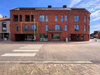 Immo3000 biedt een nieuw appartement met 1 slaapkamer te huur aan in het centrum van Linden.Je betreedt het appartement via de inkomhal met...