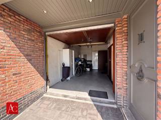<p>Ruime woning met 3 slaapkamers, veranda en terras in Hamme – onmiddellijk beschikbaar</p><p>Op zoek naar een ruime woning met heel wat mogelijkheden in Hamme? Deze woning biedt met maar liefst 154 m² bewoonbare oppervlakte een mooie basis voor gezinnen, starters of wie op zoek is naar extra ruimte.</p><p>De woning beschikt over 3 slaapkamers, een aangename veranda en een terras waar u heerlijk kunt genieten van de buitenlucht. Dankzij de gevelbreedte van 11 meter biedt de woning bovendien een aangename uitstraling en interessante indelingsmogelijkheden.</p><p>Een extra troef is de kleine inpandige garage, ideaal voor het veilig stallen van een wagen, fietsen of het creëren van bijkomende bergruimte.</p><p>De woning heeft een EPC score van 490 (label E), waardoor er een renovatieplicht op rust waarbij de woning binnen de 6 jaar energetisch dient gerenoveerd te worden.</p><p>Maak vandaag nog uw afspraak om deze woning te bezichtigen.</p>