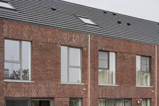 <p>Energieneutrale (E-peil = - 10! = A+ Label) nieuwbouwwoning op een perceel van 172 m².<br />Deze ruime gezinswoning op lot 6 beschikt over een ruime woonkamer met ingerichte eilandkeuken en zicht op de tuin.<br />Op de 1ste verdieping zijn 3 volwaardige slpks met ruime badkamer met bad én douche, apart toilet en berging. Vaste trap naar een grote zolderkamer welke kan ingericht worden naar een 4de of zelfs 5de slpk.<br />De chape en veluxen zijn reeds mee voorzien in de prijs.<br />Het terras en de groene omheining met handig tuinpoortje met uitweg zijn inbegrepen.<br /><br />Op wandelafstand is een overdekte staanplaats voorzien welke mee dient aangekocht te worden.<br />De interieurafwerking van je huis gebeurt volledig volgens je persoonlijke wensen.<br />Bespaar fors op je energiefactuur, dankzij het doorgedreven isolatiepakket, warmtepomp met vloerverwarming (+ koeling), ventilatiesysteem D en uitgebreid pakket zonnepanelen. Samen met de regenwaterput van 10.000L voldoet deze woning dus aan alle normen voor de toekomst! <br /><br />De prijs is excl. btw en kosten. 6% BTW mogelijk, ook voor investeerders bij 15 jarige verhuur! Bij Durabrik ben je zeker van een vaste prijs.<br />Download de brochure op https://www.durabrik.be/nl/nieuwbouwprojecten/boortmeerbeek-wespelaarsebaan <br /><br />Heb je vragen? Contacteer ons dan via 09/280 60 60 of via info@durabrik.be</p>
