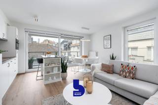 Welkom thuis in dit stijlvolle nieuwbouwappartement, ideaal gelegen in het hart van Oostende. Dankzij de centrale ligging bevindt u zich op wandelafstand van winkels, restaurants, het strand en het station, terwijl u toch geniet van de rust van een straat met weinig passage.<br /><br />De hoekligging zorgt voor een uitzonderlijke lichtinval waardoor de leefruimtes de hele dag door baden in natuurlijk licht. De ruime woonkamer sluit naadloos aan op de moderne open keuken, die is uitgerust met een praktisch keukeneiland en hoogwaardige toestellen. Deze open indeling creëert een aangename en eigentijdse leefomgeving waar comfort en gezelligheid centraal staan.<br /><br />Een absolute troef is het ruime en uiterst zonnige terras, waar u vrijwel de hele dag van de zon kunt genieten. De ideale plek om te ontspannen, te ontbijten of gezellige momenten door te brengen met familie en vrienden.<br /><br />Het appartement beschikt over twee comfortabele slaapkamers, voorzien van praktische ingemaakte kasten, en biedt zo voldoende ruimte voor zowel een vaste bewoning als een tweede verblijf aan zee.<br />Verder zijn er een aparte toiletruimte en een stijlvolle badkamer met luxueuze afwerking, uitgerust met een ruime inloopdouche en kwaliteitsvolle materialen.<br /><br />Dit nieuwbouwappartement combineert een hoogwaardige afwerking, een doordachte indeling en een toplocatie in Oostende. Een unieke opportuniteit voor wie op zoek is naar comfortabel wonen aan de kust of een zorgeloze investering.<br /><br />Interesse in dit project? Contacteer ons vandaag nog voor een vrijblijvend bezoek en ontdek zelf alle troeven van dit prachtige appartement.