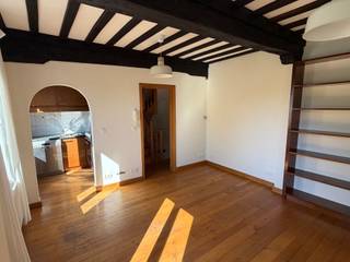 This charming house is located in an exceptional, central location in the heart of the old town. Upon entering, you are welcomed into an entrance hall with a cloakroom and guest toilet. The indoor garage not only offers space for a car, but also extra storage space and is equipped with connections for a washing machine and dryer.<br /><br />On the first floor is the cozy living room with a beautiful built-in bookcase in solid, lacquered mahogany. The authentic beamed ceiling gives the room a warm and charming appearance. Adjacent is the open kitchen, fully equipped with high-quality appliances: a solid granite worktop, mahogany cabinets, gas stove with oven, dishwasher, and a refrigerator with freezer.<br /><br />The first bedroom is located on the second floor and has an adjoining bathroom with walk-in shower, sink, and toilet. On the third floor, you will find the second bedroom with built-in dressing room and private bathroom with shower, sink, and toilet—ideal for privacy and comfort.<br /><br />The property is situated on a 30 m² plot, with each floor comprising one fully-fledged room, creating a smart and pleasant layout.<br /><br />Muntstraat forms an ideal connection between Kloosterstraat, Lombardenvest, Nationalestraat, and Groenplaats. Here, you will be within walking distance of the lively Friday market, Groenplaats, and numerous shops, restaurants, and public transport.<br /><br />What's more, the property overlooks Muntplein: a peaceful, green oasis in the heart of the city. A unique opportunity for those who want to live in a charming and comfortable home in a prime location.