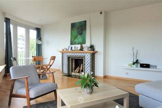 <p><span>GENT - Kortrijksesteenweg: Op zoek naar een</span><span> centraal gelegen appartement met terras te huur in Gent? </span><span>Dan is dit pand mogelijks iets voor u.</span></p><p><span> </span></p><p><span>De belangrijkste troeven in een notendop:</span></p><ul><li><span>Gelegen op wandelafstand van het station Gent-Sint-Pieters</span></li><li><span>Subliem zicht over Gent</span></li><li><span>Vlot bereikbaar met het openbaar vervoer, fiets of auto</span></li><li><span>Ruime slaapkamers</span></li></ul><p><span> </span></p><p><span>Indeling:</span></p><p><span>Inkomhal met vestiaire, geïnstalleerde keuken met terrasje, ruime leefruimte, toilet , 2 ruime slaapkamers, badkamer (ligbad/douche, lavabomeubel en aansluiting voor wasmachine). Inclusief kelderberging.</span></p><p><span> </span></p><p><span>Beschikbaar vanaf 01/04/2026. Domicilie verplicht.</span></p><p><span>Huurprijs: € 950 + € 160 euro (onderhoud AD, privé verwarming en waterverbruik). Elektriciteit afzonderlijk af te rekenen.</span></p><p><span> </span></p><p><span>Neem contact op met Axel Lenaerts makelaars voor een bezoek via onze website.</span></p>