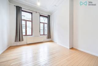 Info en bezoeken - 02 315 51 71We Invest stelt met plezier dit ruime triplex van ongeveer 130 m² voor, ideaal gelegen in de Mérodestraat in...
