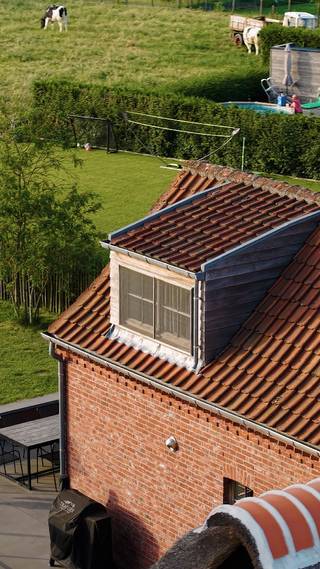 Deze charmante open bebouwing, gelegen in Maarkedal, wordt succesvol uitgebaat als vakantiewoning met een heel mooie bezetting en rendement. Meer informatie over de rentabiliteit en inzage in boekingen en cijfers zijn te verkrijgen na afspraak. <br />De vakantiewoning wordt verkocht incl. de volledige inrichting en het meubilair. <br /><br />Ben je op zoek naar een eigen woning, en heb je dus geen ambitie tot het uitbaten van een vakantiewoning? Ook daarvoor is deze charmante fermette uitermate geschikt! <br /><br />Het authentieke gedeelte van deze fermette werd volledig mee gerenoveerd met het bijgebouwde achterste gedeelte, in 2020. Ook het rieten dak werd volledig vernieuwd in 2025.<br />De vakantiewoning wordt gekenmerkt dankzij zijn ruime ontspanningsruimte met biljarttafel, de gezellige ruime zithoek met inbouwhaard en grote salon en de lichtrijke eetplaats aan de volledig uitgeruste keuken die toegang geeft naar het prachtige buitengedeelte.<br />De buitenruimte, incl. BBQ en buitenmeubilair, strekt zich uit over een riant terras in gepolierde beton van maar liefst 136 vierkante meter, aansluitend aan een mooie tuin en een petanquebaan aan het gerieflijke tuinhuis en extra zonneterras. <br /><br />In totaal zijn er 4 volwaardige slaapkamers, 2 badkamers en 2 toiletten. Verder beschikt de woning over handige opbergruimte, ingemaakte kasten, en een praktische berging met wasmachine en droogkast.<br />De woning biedt vooraan tevens plaats voor 4 auto's en is ook reeds uitgerust met een laadpaal. <br /><br />Wens je meer informatie of een bezoek ter plaatse? Contacteer IMMO Margaux op 0479 61 53 82 of op info@immomargaux.be