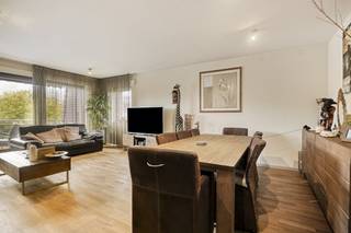 Te koop aangeboden, ruim appartement nabij het centrum van Strombeek-Bever. Het appartement bestaat uit: - Inkomhal- Ruime living met zicht op...