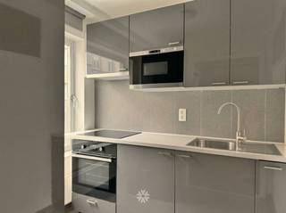 <p><span>GENT - Hendrik van Brederodestraat 34:  Ben je op zoek naar een ruime studio met balkon te huur in Gent? Dan is dit pand misschien iets voor jou.</span></p><p><span> </span></p><p><span>De belangrijkste troeven in een notendop:</span></p><ul><li><span>Gelegen aan het Citadelpark</span></li><li><span>Vlotte bereikbaarheid met openbaar vervoer</span></li><li><span>Ruim en lichtrijk</span></li><li><span>Vlakbij het Sint-Pietersstation</span></li></ul><p><span> </span></p><p><span>Indeling:</span></p><p><span>De studio bevindt zich op de eerste verdieping van het gebouw, met lift. <br />Inkomhal met ingebouwde kasten, ruime leefruimte met parket en slaaphoek (ingebouwde kasten), aangenaam balkon en aparte keuken (kookvuur, dampkap, oven, microgolfoven, koelkast).  <br />Verder is er nog een badkamer die uitgerust is met douche, toilet en lavabomeubel (geen aansluiting voor een wasmachine). Inclusief ondergrondse kelderberging en gemeenschappelijke fietsenberging.</span></p><p><span> </span></p><p><span>Huurprijs</span><span>: € 675</span><span> </span><span>+ € 100 gemeenschappelijke kosten (incl. eigen verwarming en water). Elektriciteit afzonderlijk af te rekenen. </span></p><p><span>Onmiddellijk beschikbaar. </span></p><p><span>Domicilie verplicht.</span></p><p><span> </span></p><p><span>Heb je interesse in deze leuke studio? Vraag dan snel jouw bezoek aan via onze website.</span></p><p><span> </span></p><p><span> </span></p>