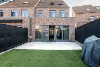 <p><span>Deze stijlvolle halfopen bebouwing in het rustige Meer combineert modern wooncomfort met een doordachte, duurzame afwerking. De woning is gelegen in een kindvriendelijke omgeving en vormt de ideale thuisbasis voor gezinnen die op zoek zijn naar ruimte, rust en kwaliteit.</span></p>
<p><span>Binnenin valt meteen het strakke interieur op, waar gekozen werd voor hoogwaardige en duurzame materialen. De lichtrijke leefruimte sluit naadloos aan op de tuin, wat zorgt voor een aangename connectie tussen binnen en buiten. De woning beschikt over vier volwaardige slaapkamers, ideaal voor een groot gezin, een thuisbureau of hobbyruimte. De badkamer is praktisch ingericht en biedt alle nodige comfort.</span></p>
<p><span>Buiten geniet u van een verzorgde tuin waar het heerlijk vertoeven is in alle privacy. Bovendien beschikt de woning over een ondergrondse parking, wat zorgt voor extra gemak en veiligheid.</span></p>
<p><span>Kortom, deze woning biedt een perfecte combinatie van modern design, functionaliteit en een rustige ligging in een aangename woonomgeving.</span></p>