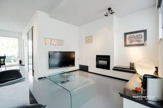 Deze eigendom werd gebouwd in het jaar 1973 op een perceel van 206m². De woning is voldoende ruim en heeft een bewoonbare oppervlakte van 177m². <br /><br />De woning heeft een lichte en ruime woonkamer op het verdiep en een moderne keuken met alle toestellen met zicht op de tuin. Op de bovenverdieping (2de verdiep) zijn er 3 slaapkamers en een badkamer met bad, lavabo en oilet wat zorgt voor voldoende privacy voor iedereen in het gezin. <br /><br />Beneden, op het gelijkvloers is er de heel ruime garage voor 2 wagens en is er extra bergruimte. Tevens ook het gastentoilet. De woning is voorzien van een lift wat voor sommige mensen zeer praktisch kan zijn. <br /><br />Daarnaast beschikt de woning over een mooie tuin en een terras, waar je heerlijk kunt genieten van de buitenlucht en de zon. De ligging van de woning is nabij tal van op en afritten. <br /><br />Kortom, deze woning in Gent is de perfecte plek voor wie op zoek is naar een ruime, comfortabele en gezellige plek om te wonen.<br /><br />Interesse in deze eigendom? Schrijf u in op het bezoekmoment.