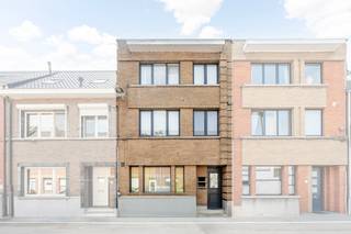 uime gesloten bebouwing in het centrum van Lebbeke, nabij scholen, station en openbaar vervoer.
<p>Deze woning uit 1937 combineert ruimte, functionaliteit en investeringspotentieel op een centrale ligging in Lebbeke. De woning is momenteel verhuurd en biedt daardoor meteen een interessant rendement voor investeerders. Dankzij de aanwezigheid van twee keukens en twee badkamers is dit huis bovendien geschikt als tweewoonst of voor wie op zoek is naar extra woonflexibiliteit. Met vier slaapkamers, een gezellige tuin van 150 m² en een achtertoegang tot de tuin is dit ook een ideale starterswoning voor gezinnen of koppels die comfortabel willen wonen nabij winkels, scholen, park en treinstation.</p>
<p> </p>
<p>Belangrijkste ruimtes:<br />• Inkomhal (13 m²) met vestiaire.<br />• Woon- en leefruimte met aangename indeling en veel mogelijkheden.<br />• Eerste keuken (8 m²) met ontbijthoek, vaatwasser, oven en keramische kookplaat.<br />• Tweede keuken (14 m²) uitgerust met inductiekookplaat, oven en vaatwasser.<br />• Vier slaapkamers met praktische indeling.<br />• Badkamer (9 m²) met dubbele lavabo, douche, toilet en sauna.<br />• Tweede badkamer aanwezig.<br />• Kelder (7 m²) voor extra bergruimte.<br />• Gezellige tuin van 150 m² met handige achtertoegang.</p>
<p>Troeven:<br />• Goede investering dankzij bestaande verhuur en mooi rendement.<br />• Ideale starterswoning met 4 slaapkamers en zonnige tuin.<br />• Tweewoonst met potentieel door twee keukens en twee badkamers.</p>
<p> </p>
<p>Neem vandaag nog contact op met je ERA-makelaar voor een bezoek.</p>
<p>JOUW DROOMHUIS. ZO GEVONDEN!</p>
