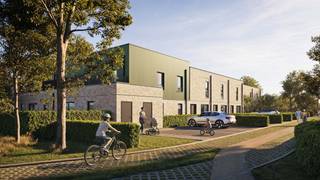 Ruime gezinswoning met tuin in Verger V 🌿
In het nieuwe woonproject Verger V in Vottem ontdek je deze ruime nieuwbouwwoning met 3 slaapkamers, een zonnige tuin en een privatief terras. Ideaal voor gezinnen die rustig willen wonen in een groene omgeving, vlak bij Luik.
Op het gelijkvloers kom je binnen in een aangename leefruimte met open keuken. Dankzij de grote raampartijen geniet je hier van veel natuurlijk licht en een mooie verbinding met het terras en de tuin. Een heerlijke plek om te ontspannen, buiten te eten of kinderen te laten spelen.
De woning beschikt daarnaast over een praktische berging/wasruimte en een apart toilet.
Op de verdieping bevinden zich drie comfortabele slaapkamers, een badkamer en een apart toilet. De indeling biedt alle ruimte voor een gezinsleven met extra plek voor een bureau of hobbykamer.
Troeven van deze woning
✅ Nieuwbouwwoning met 3 slaapkamers
✅ Bewoonbare oppervlakte van 123,74 m²
✅ 57,05 m² tuin en terras
✅ Terras van 12 m²
✅ Private inkomzone en parkeerplaats
✅ Lichtrijke leefruimte met open keuken
✅ Energiezuinig wonen met vloerverwarming en geothermie
✅ Rustige ligging vlak bij Luik en belangrijke invalswegen
Een ideale woning voor wie ruimte, comfort en een groene woonomgeving wil combineren.
Interesse? 📞
Wil je deze woning ontdekken of meer informatie ontvangen?
Neem contact op via 0472 89 60 18 of vraag eenvoudig meer info aan via Immoweb.