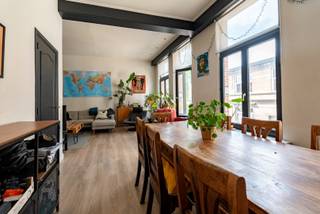 Prachtig gerenoveerd triplex appartement op het hippe Antwerpse Zuid. Indeling: gelijkvloers: private inkom met trap, 1e verdieping: hal met...