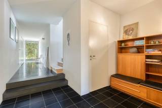 Deze zuidwest gerichte architecturale villa in Ooike werd slechts 13 jaar geleden gebouwd, met een uitzonderlijke aandacht voor detail en...