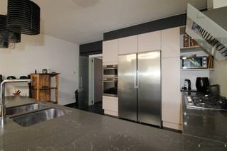 <p><span>Gerenoveerde, instapklare woning met 3 slaapkamers, tuin en garage</span></p><p><span> </span></p><p><span>Mooi, gerenoveerde woning die voldoet aan de hedendaagse normen. Deze woning is vlakbij alle faciliteiten, openbaar vervoer en belangrijke invalswegen. <br /><br />Via de inkomhal komen we in de vernieuwde open keuken, volledig geïnstalleerd, welke overvloeit in de aangename, lichtrijke leefruimte met zicht op terras en omheinde tuin met privacy. Er is een privatieve garage met oprit. <br />Op de eerste verdieping treffen we twee slaapkamers, badkamer met inloopdouche en toilet. Verder op de tweede verdieping komen we in de masterbedroom met eigen sanitaire ruimte, voorzien van ligbad, toilet, wasbak. Bovendien is er nog een praktische kelder aanwezig en een tuinberging. Maak zeker uw afspraak om deze woning te komen bekijken. <br /><br />Eigenschappen:</span></p><p><span><br />+ 3 slaapkamers<br />+ Volledig gerenoveerd<br />+ Instapklaar &amp; veel lichtinval<br />+ EPC label C<br />+ Inpandige garage<br />+ Gezellige tuin met terras, omheind<br />+ Oprit</span></p><p><span>+ Momenteel verhuurd tem 31/12/2025, nadien vrij van gebruik</span></p><p><span>+ Vlotte verbinding naar Lint, Duffel,....</span></p><p><span>+ P-score: C, G-score: A</span></p><p><span>+ EPC label C, net geen label B, 203 kWh/(m² jaar), onder 200 label B</span></p><p><span> </span></p><p><span>Indeling:</span></p><p><span> </span></p><p><span>+ Inkomhal: ker. tegel, 8 m²</span></p><p><span>+ Garage: ker. tegel, 12 m²</span></p><p><span>+ WC: ker. tegel, 2 m²</span></p><p><span>+ Kelder: ker. tegel, 8 m²</span></p><p><span>+ Woonkamer: ker. tegel, 60 m²</span></p><p><span>+ Keuken: ker. tegel, volledig geïnstalleerd</span></p><p><span>+ Nachthal: laminaat, 4 m²</span></p><p><span>+ Slpk: laminaat, 13 m²</span></p><p><span>+ Slpk: Laminaat, 18 m²</span></p><p><span>+ Badkamer: Ker. tegel, 3 m², wc, douche wasbak</span></p><p><span>+ Zolderkamer: Laminaat, 38 m², wc, ligbad, wasbak</span></p><p><span>Alle opmetingen zijn indicatief</span></p><p><span>bruikbare vloeropp. EPC: 164 m²</span></p><p><span> </span></p><p><span>attesten via onze website te raadplegen</span></p><p><span> </span></p><p><span>1. Vergunning - 2. Woongebied - 3. Gn rechterlijke herstelmaatregel of best. maatregel opgelegd - 4. Gn voorkooprecht - 5. Gn verkavelingsverg. - 6. Gn Worg</span></p><p><span> </span></p><p><span>Meer info: Nicki, 0496 02 35 68 of nf@janssenenjanssen.be</span></p>