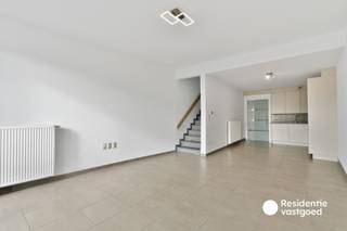 Recente woning (2013) met 3 slaapkamers, garage en zonnige tuin nabij centrum Oudenburg. Deze woning omvat o.a. apart toilet, ruime garage met elektrische sectionale poort, living met open ingerichte keuken en een zonnige tuin met tuinhuis en terras. Op de eerste verdieping bevinden er zich 3 slaapkamers, 1 badkamer met douche en een apart toilet. De zolder biedt tevens extra opbergruimte en is voorzien van een veluxraam.<br />De tuin is georiënteerd op het zuidwesten, waardoor je de hele dag kunt genieten van de zon. Dit maakt het de perfecte plek om te ontspannen of om buiten te eten op warme zomeravonden. <br /><br />Centrale verwarming op aardgas - Maandelijkse huurprijs: €950 - Onmiddellijk beschikbaar - EPC: B-label - Ref. OU29359