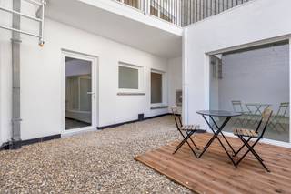 <p>In een rustige éénrichtingsstraat, op wandelafstand van het strand, de duinen, winkels en de tram, bevindt zich dit instapklare appartement van 65 m². Een ideale combinatie van vakantiegevoel en dagelijkse praktische bereikbaarheid.</p>
<p>Het appartement werd <strong>volledig vernieuwd</strong> met oog voor comfort en energiezuinigheid. De lichtrijke leefruimte sluit naadloos aan op de open keuken, uitgerust met moderne toestellen waaronder inductievuur en vaatwasser. De badkamer kreeg een stijlvolle afwerking met inloopdouche. Twee volwaardige slaapkamers maken de indeling compleet.</p>
<p>Achteraan geniet je van een <strong>ruim terras</strong>, ideaal voor ontspannen momenten in alle privacy.</p>
<p>Dankzij de warmtepomp en de uitstekende EPC-score (label B) woon je hier comfortabel en energiezuinig, met lage gemeenschappelijke kosten.</p>
<p><strong>Troeven:</strong></p>
<ul>
<li>
<p>Volledig vernieuwd en instapklaar</p>
</li>
<li>
<p>Terras aan achterzijde</p>
</li>
<li>
<p>Energiezuinig (EPC B) met warmtepomp</p>
</li>
<li>
<p>Rustige ligging op wandelafstand van strand, duinen en tramhalte</p>
</li>
<li>
<p>Kleinschalig gebouw</p>
</li>
<li>
<p>Mogelijkheid tot aankoop van een kelderberging</p>
</li>
</ul>