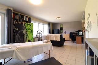 Lichtrijk, ruim opgevat 3-slaapkamerappartement. Aangenaam dorpsplein met eet-, wandel- en fietsgelegenheid in de directe omgeving. Via de...