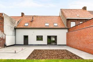 Deze volledig gerenoveerde woning is gelegen vlakbij het centrum van Moorslede (fietsstraat).<br /><br />Op de gelijkvloerse verdieping is volgende indeling aanwezig: inkomhal met gastentoilet, lichtrijke leefruimte, open keuken, wasplaats, 2 bergingen, garage én zonnige tuin (met terras en alle voorzieningen voor een tuinhuis).<br />Op de eerste verdieping zijn twee slaapkamers aanwezig, een dressing en een badkamer (inloop douche, wastafel en toilet). Er is eveneens een grote zolderruimte die kan (mits opfrissing) dienen als derde slaapkamer.<br /><br />PLUSPUNTEN:<br />- EPC B (mits zonnepanelen EPC label A)<br />- CONFORME ELEKTRICITEIT<br />- RUIME INPANDIGE GARAGE<br />- VEEL OPBERGRUIMTE<br />- INSTAPKLAAR<br /><br />De prijs is een VANAFPRIJS.