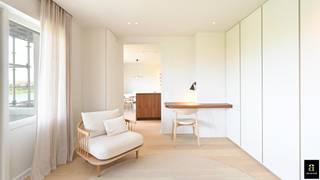 Luxueus gerenoveerd hoekappartement in de statige villaresidentie 'Lac Résidence' aan de overzijde van 'La Réserve'.De afwerking gebeurde met veel...