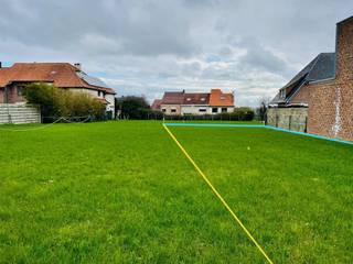 Dit vlakke perceel bouwgrond is ideaal gelegen, net buiten de ring van Tienen met een zeer goede bereikbaarheid en op wandelafstand van...