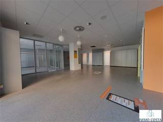 Dit ruime handelspand van 229m² aan het Oudstrijdersplein 15 in Middelkerke biedt eindeloze mogelijkheden voor ondernemers. Dankzij de...