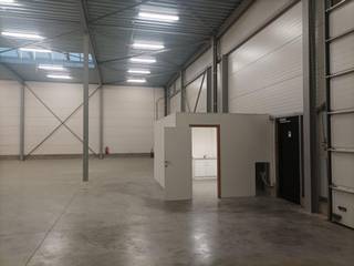 <p>Structura biedt een KMO-unit van 432 m² te huur aan langs de Trawoollaan in Machelen. De unit ligt in een gevestigde bedrijvenzone met vlotte bereikbaarheid via de R0, de E19 en de A201, op enkele minuten van Brussels Airport en de Brusselse Ring.</p>
<p>De unit heeft een vrije hoogte van 6 meter, is toegankelijk via één sectionaalpoort en beschikt over 4 private parkeerplaatsen. Ze is geschikt voor opslag, lichte productie of ambachtelijke activiteiten.</p>
<p><strong>Kenmerken:</strong></p>
<ul>
<li>Oppervlakte: 432 m²</li>
<li>Vrije hoogte: 6 m</li>
<li>1 sectionaalpoort</li>
<li>4 parkeerplaatsen</li>
<li>Onmiddellijk beschikbaar</li>
</ul>
<p><strong>Huurprijs:</strong> € 3.500 per maand, exclusief btw en lasten.</p>
<p>Meer informatie of een bezoek inplannen? Contacteer Structura via 02 462 32 00 of laurens.debecker@structura.biz.</p>