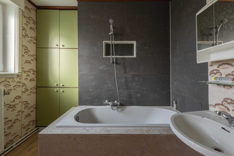 Roeselare. Opbrengsteigendom van 2 verhuurde appartementen en 1 aparte loods centraal tussen Rumbeke en Roeselare gelegen. Prijs bespreekbaar. - foto 4
