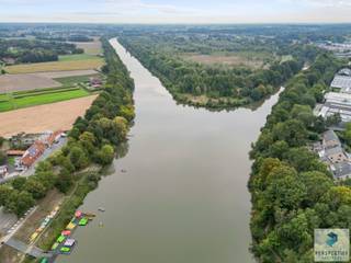 Nieuw project bestaande uit 3 woningen.De woning omvat een ruime inkomhal met apart toilet en toegang tot de eerste verdieping. Hierna komt men in de...