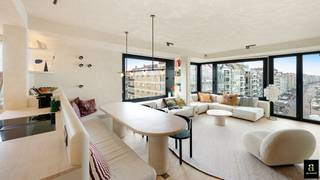 Appartement d'angle luxueux, luxueusement rénové, offrant une vue imprenable sur la mer, situé sur la place Rubens.<br />L'appartement a été récemment rénové avec des matériaux haut de gamme et luxueux.<br />Agencement : Hall d'entrée avec vestiaire et toilettes séparées pour les invités. Pièce à vivre lumineuse avec cuisine ouverte et entièrement équipée, dotée d'appareils électroménagers haut de gamme.<br />Coin repas avec banquette intégrée offrant une magnifique vue sur la mer. Chambre parentale avec placards intégrés et salle de bains attenante comprenant une douche à l'italienne, un lavabo et des toilettes. Chambres 2 et 3 spacieuses, chacune dotée de placards intégrés. Salle de douche séparée avec lavabo. Débarras avec branchements pour lave-linge et sèche-linge.<br />Cave privative. Possibilité de reprendre le mobilier et d'acheter un garage pour 3 voitures. <br /><br />[PEP : 154 kWh/m² UC : 20170524-0001964125-1]