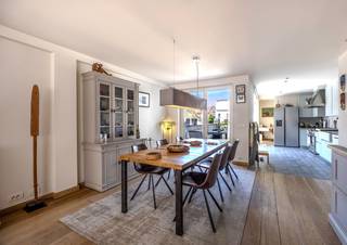 In Duinbergen, op korte afstand van het strand en de Zeedijk, bevindt zich deze verzorgde bel-etagewoning met een praktische indeling en veel lichtinval.<br />Op het gelijkvloers beschikt de woning over een uitzonderlijk diepe garage van ongeveer 15 meter, aangevuld met een wasplaats en extra bergruimte.<br />De eerste verdieping omvat een ruime leefruimte met parketvloer, een open ingerichte keuken en toegang tot het zonnige terras. Verder is er een bureauruimte en een afzonderlijk gastentoilet.<br />Op de tweede verdieping bevinden zich drie slaapkamers. De hoofdslaapkamer beschikt over een eigen badkamer met ligbad, douche, dubbele lavabo, toilet en sauna. Daarnaast is er nog een tweede douchekamer met lavabo en toilet.<br />Een instapklare woning op een rustige ligging nabij zee, ideaal als vaste woonplaats of tweede verblijf.