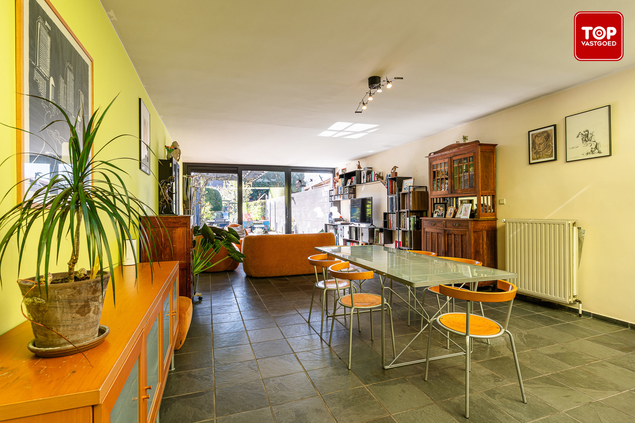 Instapklare woning met 4 slaapkamers, garage en prachtige tuin. - foto 5
