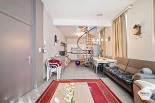 <p>Dit <strong>aangename</strong> <strong>duplexappartement</strong> met <strong>drie</strong> <strong>slaapkamers</strong> combineert een praktische indeling met een <strong>topligging</strong>, op <strong>wandelafstand</strong> van het <strong>strand</strong>, de <strong>jachthaven</strong> en diverse winkels, restaurants en andere voorzieningen.<br /><br />Op de gelijkvloerse verdieping bevindt zich de <strong>lichtrijke</strong> <strong>open</strong> <strong>leefruimte</strong> met gezellige eetplaats en <strong>volledig</strong> <strong>geïnstalleerde</strong> <strong>keuken</strong>. Aansluitend is er een <strong>douchekamer</strong>, wat zorgt voor extra comfort en functionaliteit. De bovenverdieping omvat <strong>drie</strong> <strong>volwaardige</strong> <strong>slaapkamers</strong> en een <strong>tweede</strong> <strong>badkamer</strong>, waardoor het appartement perfect geschikt is voor gezinnen, koppels die extra ruimte wensen of wie op zoek is naar een comfortabel tweede verblijf aan zee.<br /><br />Een absolute meerwaarde is de zeer ruime <strong>privatieve</strong> <strong>kelder</strong> op <strong>niveau -1,</strong> die tal van mogelijkheden biedt als extra bergruimte. Bovendien is deze kelder uitgerust met <strong>aansluitingen</strong> voor een <strong>wasmachine</strong><strong> </strong>en <strong>droogkast</strong>, wat zorgt voor extra praktisch comfort.<br /><br />Het appartement beschikt over een <strong>individuele</strong> <strong>verwarming</strong> op <strong>aardgas</strong> en biedt dankzij de ruime indeling en de gunstige ligging tal van mogelijkheden. Zowel als vaste woonst, tweede verblijf of interessante investering vormt dit duplexappartement een aantrekkelijke opportuniteit aan de kust.<br /><br />Het appartement is momenteel verhuurd. De huurders verlaten de woning eind december, waardoor het appartement <strong>vrij</strong> zal zijn <strong>bij</strong> het verlijden van de <strong>akte</strong>.</p>