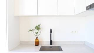 <strong>Prachtig 1-slaapkamer appartement in stijlvol gerenoveerd gebouw op toplocatie te Mortsel</strong><br /><br />Achter de aantrekkelijke gerenoveerde fifties gevel treft u dit stijlvolle en gezellige 1 slaapkamer appartement met klein maar zonnig terrasje.<br />De woon- en leefruimte geniet enorm veel lichtinval en kijkt uit over het ruim aangelegd groene plein.<br />De cosy zitruimte, sfeervolle eetplaats en strakke open ingerichte keuken (met vaatwasser) maken van dit trendy appartement een heerlijke plek om te vertoeven.<br />Achteraan dit appartement bevindt zich een mooie, ruime slaapkamer en tijdloze badkamer op slijtvast keramisch marmer, ingericht met lavabo en douche toilet en wasplaats.<br /><br />Het appartement is gelegen in een doodlopend gedeelte van één van de mooiste straten van Mortsel, met zicht over groen aangelegd plein.<br />Het station van Mortsel bevindt zich op 300 m. Met markt- en stadsplein, openbaar vervoer, winkels en resto's op wandelafstand.<br /><br />Bijzonderheden:<br />* Totale renovatie van fifties gebouw °1958 | architect J. Bogaerts<br />* Klein gebouw met 3 gerenoveerde appartementen | lage algemene kosten<br />* Veel lichtinval<br />* Parketvloeren<br />* Ingerichte keuken met composieten werkblad en voorzien van alle toestellen.<br />* Blanco attest van elektriciteit<br />* Berging met aansluiting voor wasmachine<br />* Geïsoleerd dak conform de laatste nieuwe normen<br />* Ruime privatieve kelderberging aanwezig<br />* Grote gemeenschappelijke kelder voor vuilnis etc ook aanwezig<br />* Voor het gebouw mogelijkheid tot stallen van een fiets<br /><br />Voor meer informatie of een afspraak ter plaatse, ga naar www.vbvastgoed.be of bel ons 03 337 50 70.
