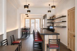 INVESTERINGSOPPORTUNITEIT - mogelijk voor aparte verhuur -<br /><br />Dit karaktervolle gebouw geniet van een uitstekende ligging vlak bij het bruisende centrum van Torhout. Winkels, scholen, openbaar vervoer en het station bevinden zich op wandelafstand, met een vlotte verbinding naar Brugge, Roeselare en de kust.<br /><br />Op het gelijkvloers bevindt zich momenteel een gezellige handelszaak, verhuurd aan €700/maand. Dankzij de aparte ingang krijgt u toegang tot de woonst boven de handelsruimte. De handelsruimte biedt bovendien verschillende mogelijkheden zoals kantoor, winkelruimte of praktijkruimte.<br /><br />De combinatie van wonen en werken maakt dit pand bijzonder interessant voor investeerders of zelfstandigen. Dankzij de huuropbrengst geniet u bovendien van een aantrekkelijk rendement van 5,5%.<br /><br />Troeven:<br />• Centrale ligging in Torhout<br />• Handelsruimte met woonst<br />• Handelspand verhuurd aan €700/maand<br />• Aparte ingang naar woonst<br />• Verschillende gebruiksmogelijkheden<br />• Rendement van 5,5%<br />• Vlotte verbinding naar Brugge en kust<br /><br />Voor meer informatie of een bezoek, contacteer Simon via simon@vicusvastgoed.be of op het nummer +32 498 12 37 08.