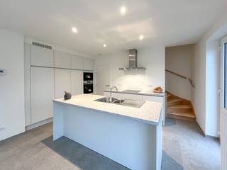 Ruime nieuwbouwwoning (type halfopen) (2024) met carport op 247 m² gelegen te Houthulst. Deze ruime prachtig afgewerkte woning bestaat op...