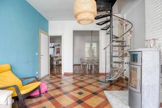 "Maison Brinc-Joli" is een uniek gelegen opbrengsteigendom op 200m van de zee. <br />Dit pand kan dienen als investering om te verhuren als vakantieverblijf of om zelf van te genieten!<br /><br /><strong>De woning is opgedeeld als volgt :</strong><br /><br /><strong><span>Gelijkvloers – Duplexappartement</span></strong><br />Inkomhal, ruime en lichtrijke leefruimte, ingerichte keuken en veranda.<br /><br /><strong><span>Eerste verdieping – Duplexappartement</span></strong><br />Nachthal, apart toilet, 2 ruime slaapkamers en badkamer met douche, lavabomeubel en toilet.<br /><br /><strong><span>Tweede verdieping – Appartement met 2 slaapkamers</span></strong><br />Inkomhal, apart toilet, lichtrijke leefruimte met open en volledig ingerichte keuken, 2 slaapkamers waarvan één met lavabomeubel en badkamer met douche.<br /><br /><strong><span>Derde verdieping – Studio</span></strong><br />Ingerichte studio met open keuken en aparte badkamer met douche, lavabomeubel en toilet. De studio is momenteel verhuurd op jaarbasis voor €430 per maand.<br /><br /><strong><span>Kelderverdieping</span></strong><br />Ruime kelder, garage met automatische poort en aparte bergruimte met aansluiting en afvoer voor een wasmachine. <br /><br /><strong>TROEVEN:</strong>
<ul>
<li>Gelegen op 200m van het strand. </li>
<li>Ruime garage met automatische poort.</li>
<li>Verwarming op aardgas. </li>
<li>Interessant voor verhuur op jaarbasis of vakantieverhuur.</li>
</ul>
"Maison Brinc-Joli" is een bijzonder en veelzijdig opbrengsteigendom, ideaal gelegen op amper 200 meter van het strand.<br />Dankzij de combinatie van de topligging, de drie afzonderlijke woonentiteiten en de aanwezige garage biedt dit pand tal van mogelijkheden als investering, vakantieverhuur of eigen gebruik.<br /><br />Het gebouw is momenteel ingedeeld in twee ruime appartementen en een studio, waardoor het uitermate geschikt is voor wie op zoek is naar een interessante investering aan de Belgische kust.