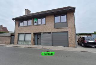 Deze instapklare alleenstaande woning geniet van een rustige én centrale ligging in Poperinge. Op wandelafstand vind je tal van voorzieningen zoals een bakker, slager, scholen en winkels. Bovendien is er een vlotte verbinding naar de ring van Poperinge.<br /><br />Indeling<br /><br />Op het gelijkvloers: een inkomhal met gastentoilet, een lichtrijke leefruimte met aansluitend een modern ingerichte keuken (voorzien van oven, koelkast, vaatwasser en keramische kookplaat), een berging en een ruime garage met wasplaats.<br /><br />Op de eerste verdieping: een royale nachthal, 3 volwaardige slaapkamers en een badkamer uitgerust met bad, douche, dubbele wastafel en toilet. Aansluitend is er een ruim terras over de volledige achtergevel.<br /><br />Op de tweede verdieping: nog een nachthal en 2 extra slaapkamers.<br /><br />Buiten geniet je van een zongerichte tuin met terras en praktisch tuinhuis.<br /><br />De woning beschikt over twee regenwaterputten, centrale verwarming op gas en een gezellige gashaard. Het EPC-label is C.<br /><br />Beschikbaar vanaf 01/07/2026.<br /><br />Heb je interesse in deze topper? Laat het ons gerust weten!<br /><br />
