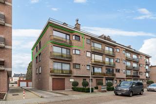 Op een rustige en gegeerde locatie in Schoten, bevindt zich dit verzorgde en lichtrijke appartement op de derde verdieping van een kleinschalig appartementsgebouw.<br /><br />Via de inkomhal betreedt u het appartement. De ruime leefruimte geniet van grote raampartijen die zorgen voor veel natuurlijk licht en een open gevoel. Aansluitend bevindt zich de eethoek, met zicht op de omgeving en directe toegang tot het terras.<br />De keuken is praktisch ingericht en voorzien van een 4-pits gasvuur, dampkap, oven, vaatwasser, dubbele spoelbak en koelkast. Ze biedt voldoende werk- en opbergruimte en sluit functioneel aan bij de leefruimte.<br /><br />Het appartement beschikt over drie slaapkamers. Eén van de slaapkamers heeft rechtstreekse toegang tot het terras, wat zorgt voor een extra gevoel van ruimte en comfort. De badkamer is uitgerust met een ligbad, douche en lavabomeubel. Daarnaast is er een aparte berging, ideaal voor extra opslag.<br /><br />Extra troeven zijn de inpandige garagebox met automatische kantelpoort op het gelijkvloers verplicht mee aan te kopen voor €27.500, evenals een kelderruimte voor bijkomende opslag.<br /><br />Troeven:<br />+ Rustige ligging<br />+ 3 slaapkamers<br />+ Gunstige EPC B<br />+ Elektriciteit conform<br />+ Lift<br />+ Terras<br />+ Inpandige garage (+€27.500)<br /><br />Interesse in dit appartement? Contacteer ons via 03 337 50 70 of op info@vbvastgoed.be.